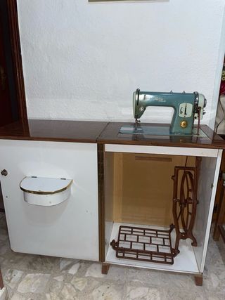 Máquina de coser Alfa Royale antigua