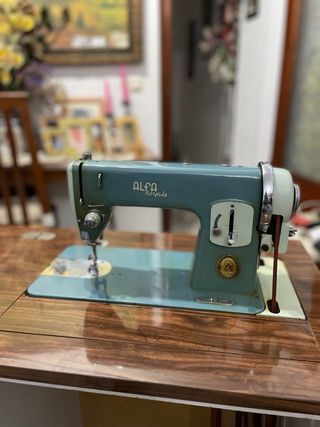 Máquina de coser Alfa Royale antigua