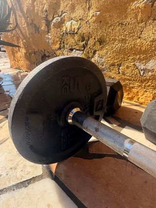 Banco de ejercicios con barras y pesas