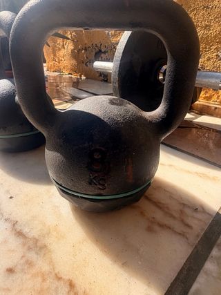 Banco de ejercicios con barras y pesas