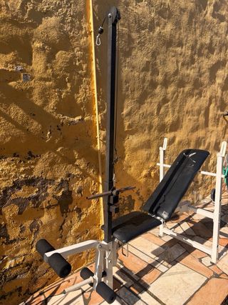 Banco de ejercicios con barras y pesas