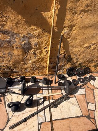 Banco de ejercicios con barras y pesas