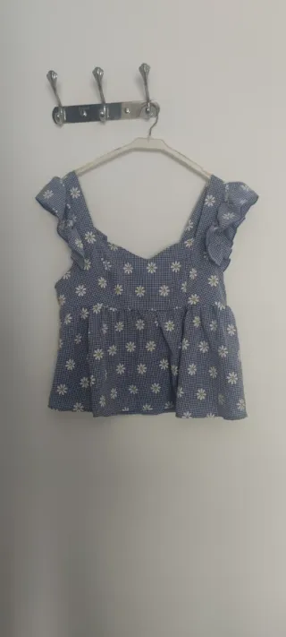 Blusa veraniega azul con flores blancas