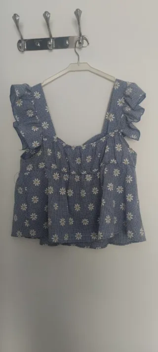 Blusa veraniega azul con flores blancas