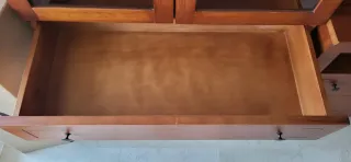 Mueble vitrina de madera con cristal