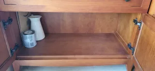 Mueble vitrina de madera con cristal