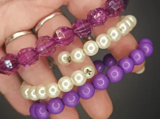 Conjunto 3 pulseras verano morado y blanco