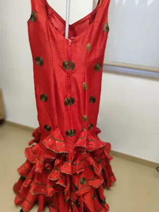 Traje de Flamenca Rojo con Lunares Dorados