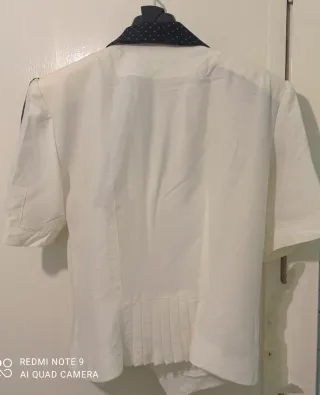 Blusa  de vestir con lazada y lunares muy elegante