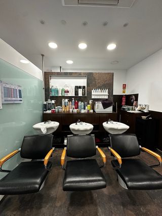 Se traspasa peluquería equipada con todo
