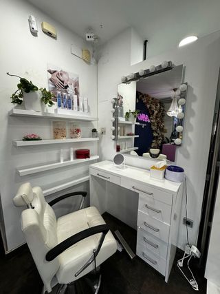 Se traspasa peluquería equipada con todo