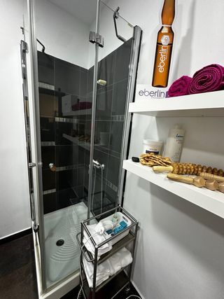 Se traspasa peluquería equipada con todo