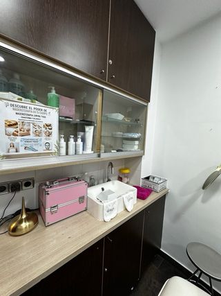 Se traspasa peluquería equipada con todo