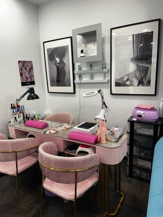 Se traspasa peluquería equipada con todo