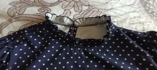 Blusa azul con estampado de corazones