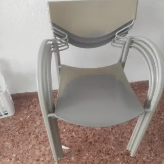 Sillas de plástico apilables beige y grises