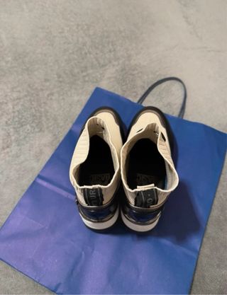 Botín elástico beige y negro