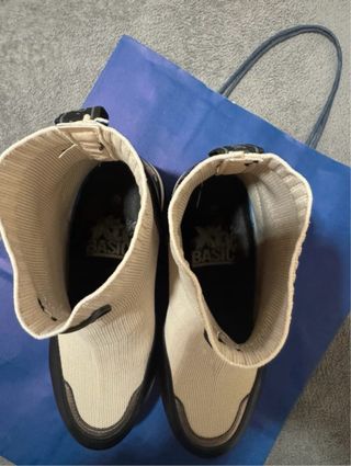 Botín elástico beige y negro