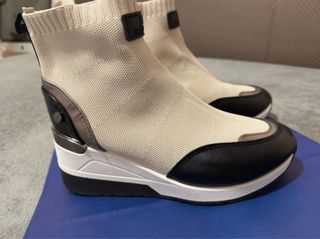 Botín elástico beige y negro