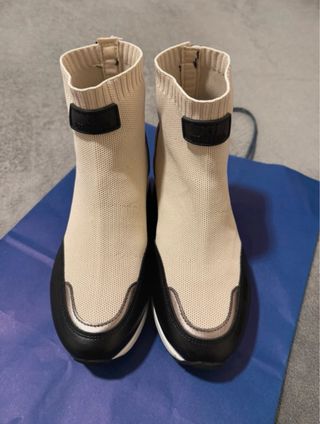 Botín elástico beige y negro