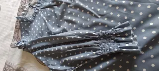 Blusa azul con lunares blancos