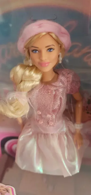 Barbie The Movie Muñeca Boina Rosa