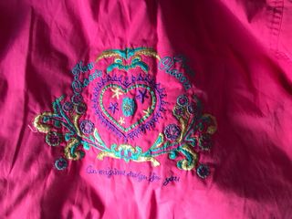 Chaqueta rosa estilo años 80 colorida y bordados