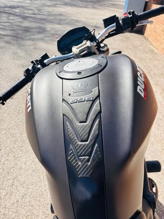 Ducati Monster 696 Negra