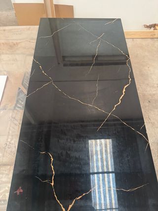 Gres Negro con Vetas Doradas