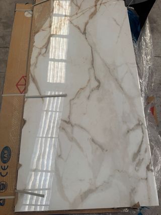 Gres Negro con Vetas Doradas