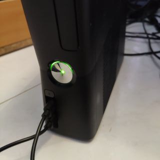 Xbox 360 Slim Negra + 2 Mandos Nuevos