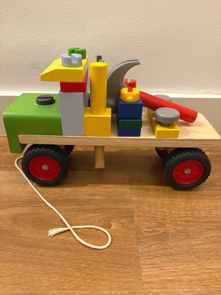 Camión de madera con bloques y herramientas