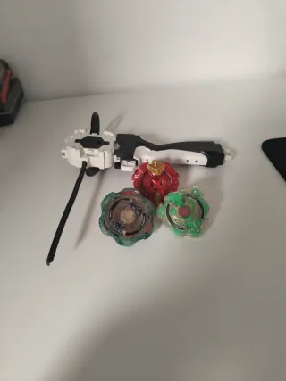 3 Beyblades + Lanzador