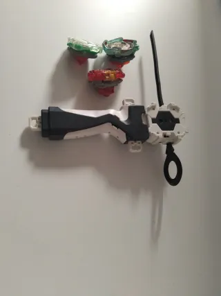 3 Beyblades + Lanzador