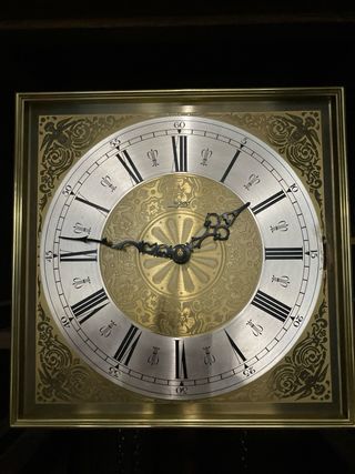 Reloj de pie clásico madera