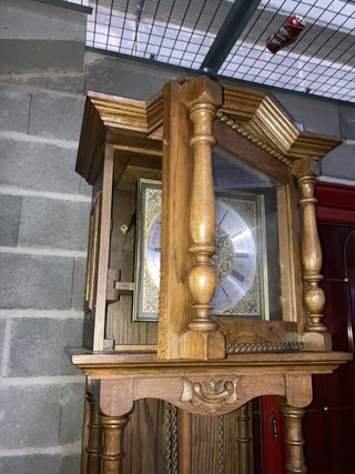 Reloj de pie clásico madera