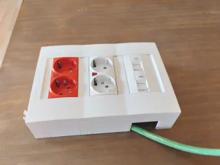 Caja enchufes 24V y 24D Marca Simon 500