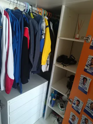 Armario esquinero beige y naranja