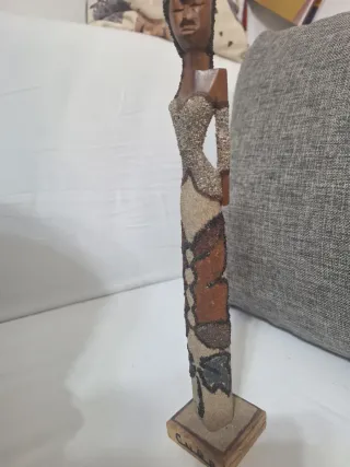 statua è una figura femminile in legno intagli