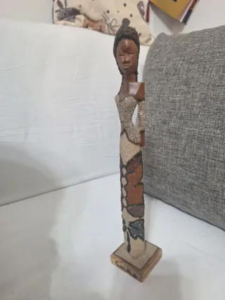statua è una figura femminile in legno intagli