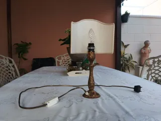 Lámpara de mesa dorada y beige