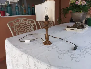 Lámpara de mesa dorada y beige