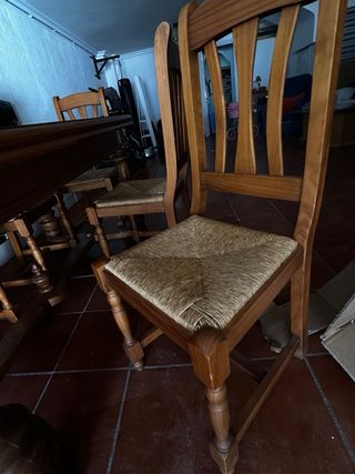 Conjunto de mesa de madera maciza extensible.