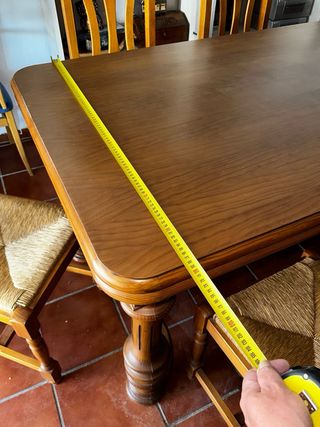 Conjunto de mesa de madera maciza extensible.