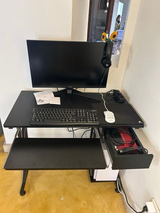 Escritorio negro con cajón ,bandeja y slot para PC