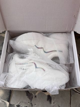 Zapatillas blancas plataforma con detalles