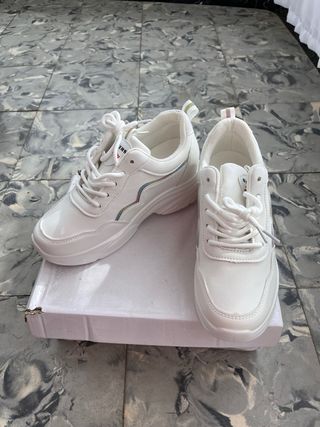 Zapatillas blancas plataforma con detalles