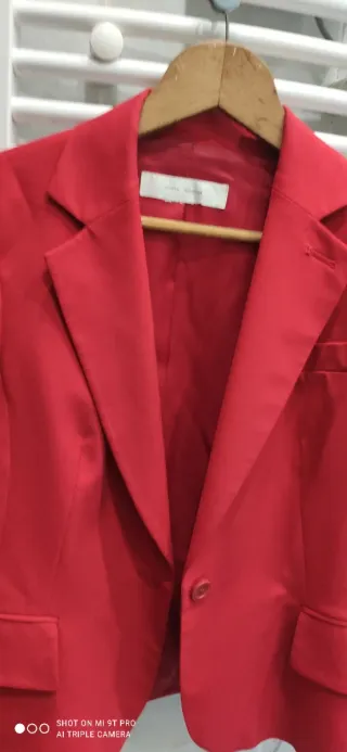 Elegante traje de chaqueta rojo mujer