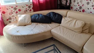 Sofá Polipiel Beige y Mesa Centro Negra