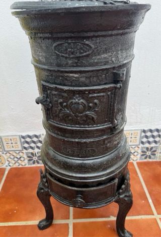 Estufa de leña antigua de metal